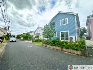 大網白里市季美の森南5丁目中古戸建て　ガレージ側の前面道路　幅員約6m