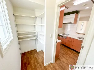 大網白里市季美の森南5丁目中古戸建て　キッチン裏のパントリー　食品庫