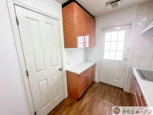 大網白里市季美の森南5丁目中古戸建て　食器棚と勝手口