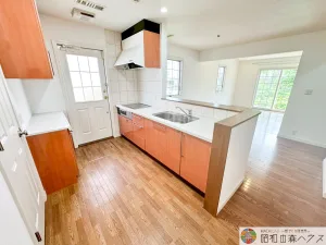 大網白里市季美の森南5丁目中古戸建て　対面キッチン　粗食器棚付き