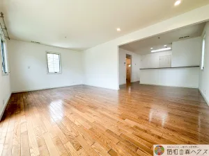 大網白里市季美の森南5丁目中古戸建て　約24帖の広々リビングのキッチン方面