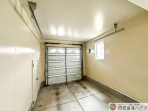 大網白里市季美の森南5丁目中古戸建て　ガレージ内部　奥側からシャッター方面に撮影した写真