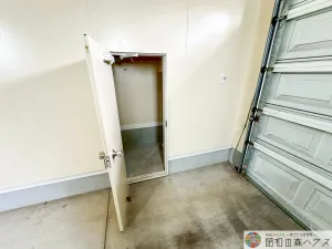 大網白里市季美の森南5丁目中古戸建て　ガレージ内部の収納
