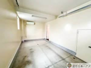 大網白里市季美の森南5丁目中古戸建て　ガレージ内部　シャッター側から撮影した写真