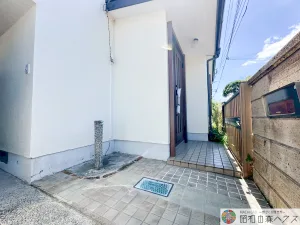 千葉市緑区あすみが丘東2丁目中古建ての玄関アプローチ