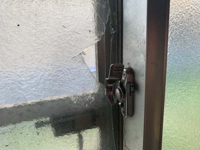 古い玄関錠と窓の近接写真